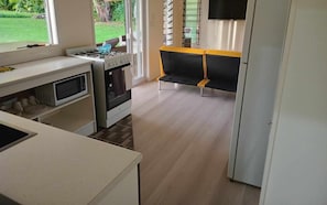 Frigorifero, microonde, forno, piano cottura