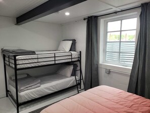 5 bedrooms, iron/ironing board, WiFi, bed sheets