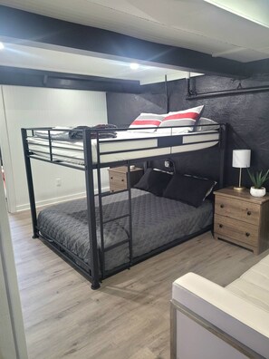 5 habitaciones, tabla de planchar con plancha, wifi y ropa de cama