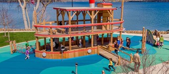 New!! 4 Bedroom Unit sleeps 14