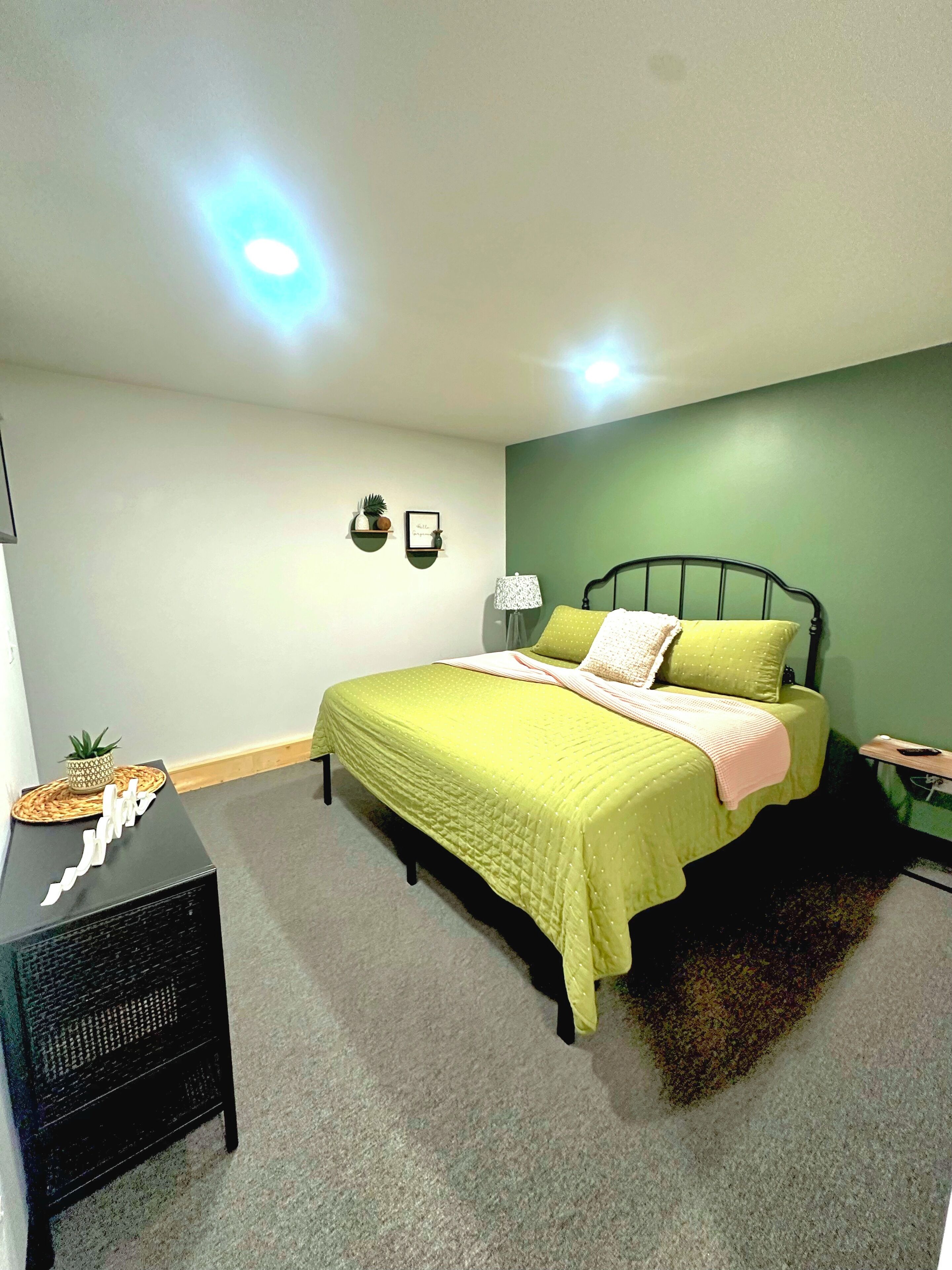 4 bedrooms, desk, iron/ironing board, travel cot