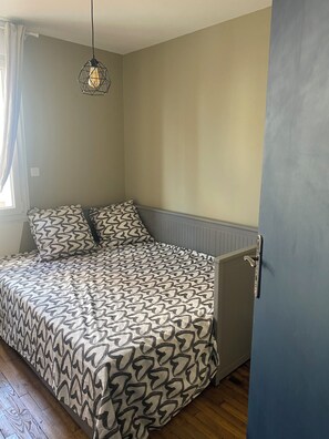 2 bedrooms, iron/ironing board, travel cot, free WiFi
