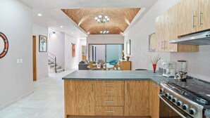 Una cocina moderna con armarios de madera, una isla central y una estufa integrada.