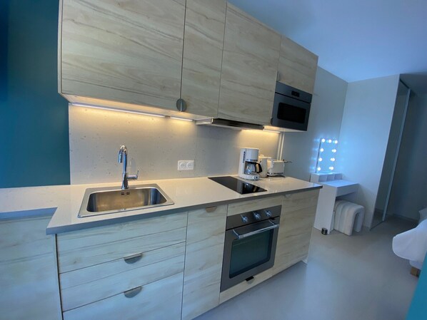 Een koelkast, een microgolfoven, een oven, een kookplaat