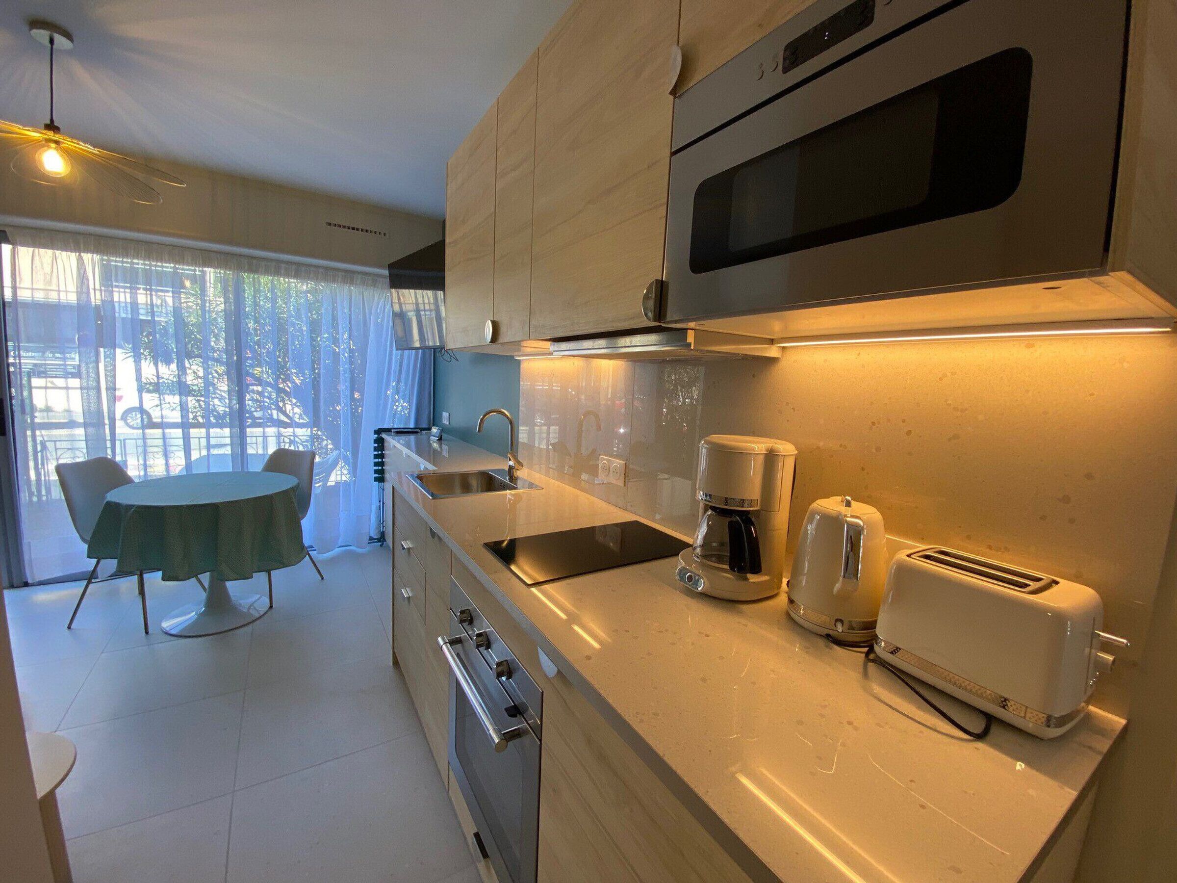 Frigorífico, microondas, horno y placa de cocina