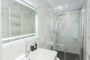 Shower, hair dryer, towels, soap - Holiday Apartment Ritter Römer Räuber in Holiday Home Bad Bertrich (Bad Bertrich)