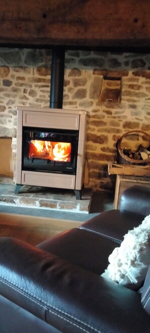 Interior - Calm and authentic Bon'Auberg, a place to recharge your batteries in the midst of unspoilt nature (Castelnau-de-Mandailles)