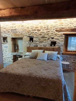 3 bedrooms, iron/ironing board, travel cot - Calm and authentic Bon'Auberg, a place to recharge your batteries in the midst of unspoilt nature (Castelnau-de-Mandailles)