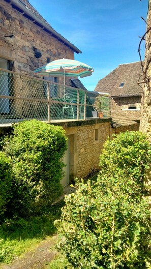 Property grounds - Calm and authentic Bon'Auberg, a place to recharge your batteries in the midst of unspoilt nature (Castelnau-de-Mandailles)