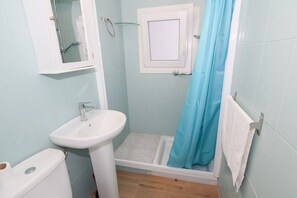 Douche, sèche-cheveux, serviettes fournies, savon