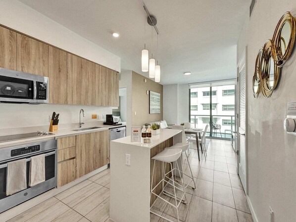 Réfrigérateur, micro-ondes, four, plaque de cuisson