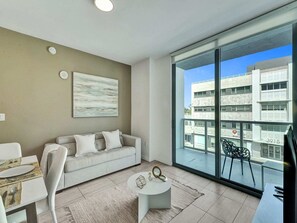 Televisión y oficina 