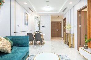 디자인 아파트, 침실 2개, 수영장 전망 | 거실 공간 | 디지털 채널 시청이 가능한 55인치 평면 TV, TV
