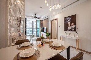 Design-Apartment, 2 Schlafzimmer, Flussblick | Wohnbereich | 55-Zoll-Flachbildfernseher mit Digitalempfang, Fernseher