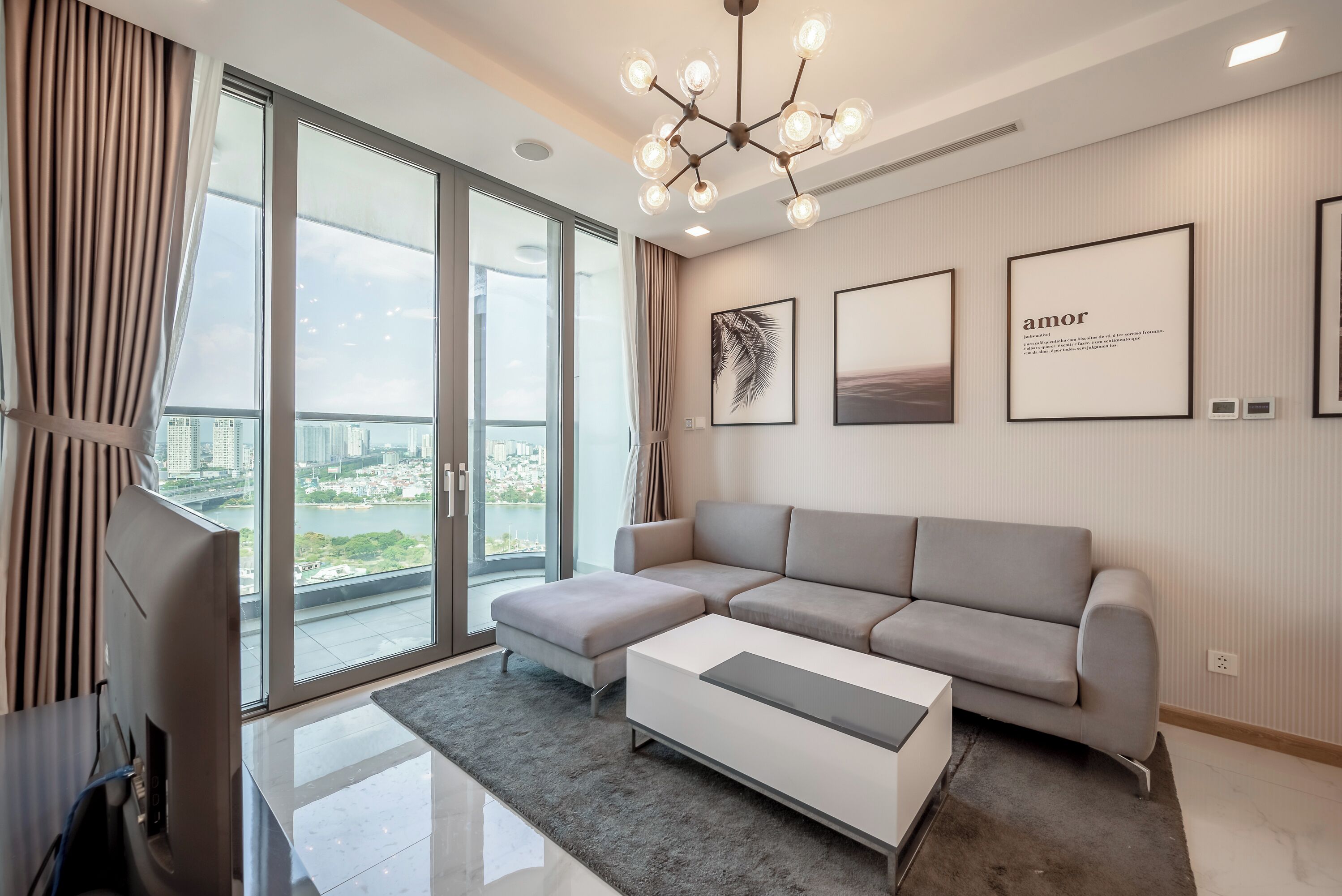 Căn hộ có thiết kế đặc sắc, 2 phòng ngủ, quang cảnh bến du thuyền | Khu phòng khách | TV màn hình phẳng 55-inch có truyền hình kỹ thuật số, TV 