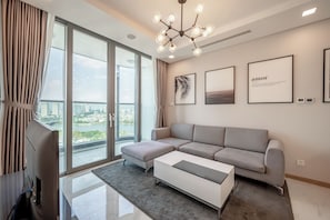 Leilighet – design, 2 soverom, utsikt mot marina | Oppholdsområde | En 55-tommers Flatskjerm-TV med digitale kanaler samt TV