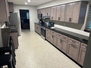 Geladeira, micro-ondas, fogão, cooktop