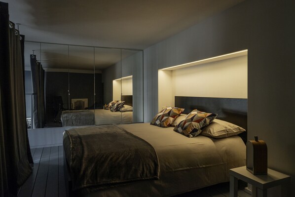 1 habitación, tabla de planchar con plancha, wifi gratis y ropa de cama