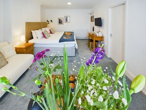 A modern hotel room with a bed, a sofa, a desk, and a TV. - The Briarcroft Wayth Hotels (Goole)
