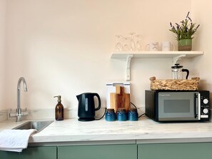 Deluxe Room | Private kitchen | Coffee/tea maker, highchair, eco-friendly cleaning products - The Briarcroft Wayth Hotels (Goole)