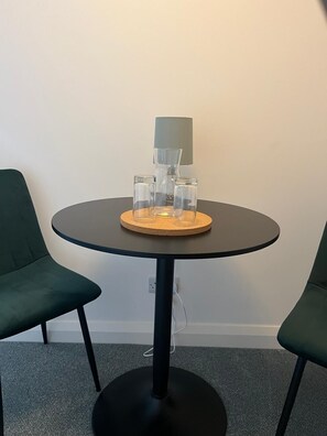 Deluxe Twin Room | In-room dining - The Briarcroft Wayth Hotels (Goole)
