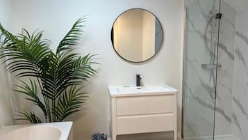 Deluxe Apartment | Bathroom | Free toiletries, hair dryer, towels