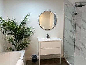 Deluxe-Apartment | Badezimmer | Kostenlose Toilettenartikel, Haartrockner, Handtücher