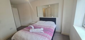 1 habitación, tabla de planchar con plancha, wifi y ropa de cama