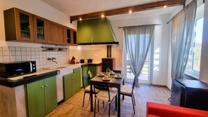 Réfrigérateur, four à micro-ondes, surface de cuisson, lave-vaisselle