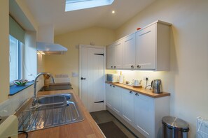 Fridge, microwave, oven, toaster - Fisherbeck Cottage - Short stroll to town centre (Ambleside)