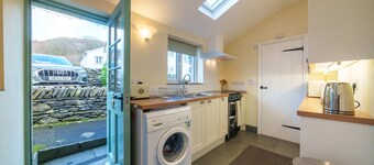 Fisherbeck Cottage -  Short stroll to town centre