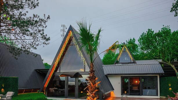 A modern house with a triangular roof, a swimming pool, and a well-maintained lawn. - Sapanca Pine Life (Sapanca)