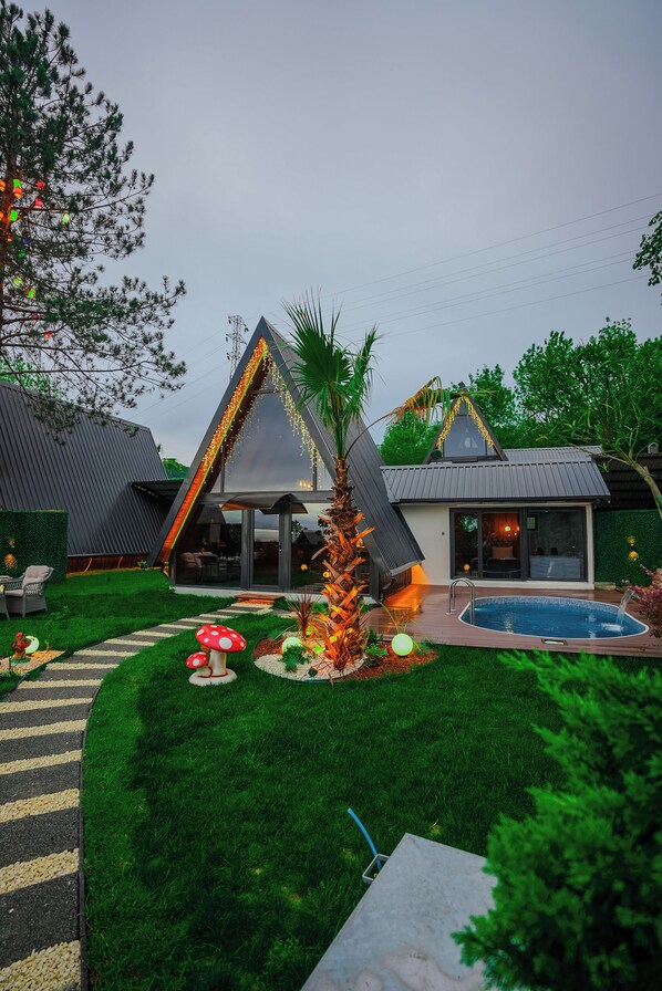 Minibar con artículos gratuitos y escritorio