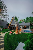 Minibar con artículos gratuitos y escritorio