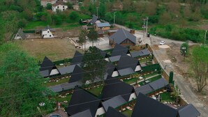 A residential area with multiple houses, a swimming pool, and a view of a large body of water. - Sapanca Pine Life (Sapanca)