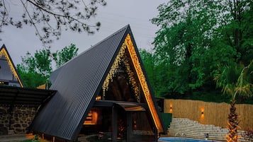 Bangalô luxo, 1 quarto, vista para o lago | Frigobar (abastecido com itens grátis), escrivaninha