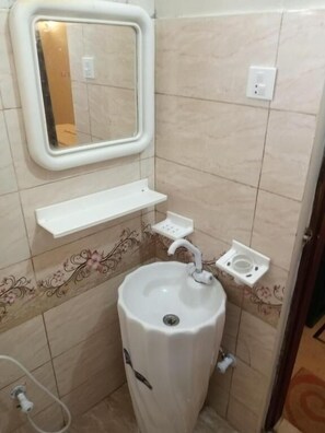 Deluxe Double Room | Bathroom