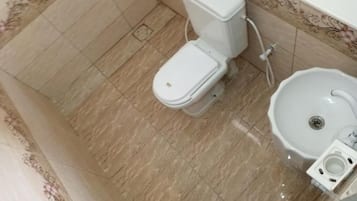 Kamar Double Deluks | Kamar mandi | Shower, perlengkapan mandi desainer, handuk, dan sabun