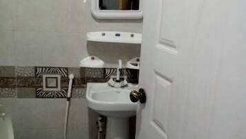 Habitación doble Deluxe | Baño | Regadera, amenidades de baño de diseñador, toallas, jabón