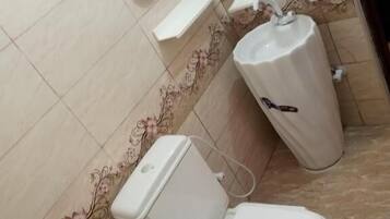 Habitación doble Deluxe | Baño | Regadera, amenidades de baño de diseñador, toallas, jabón