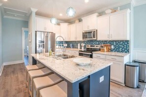 Fridge, microwave, oven, stovetop - The Bend and Snapper (Carolina Beach)