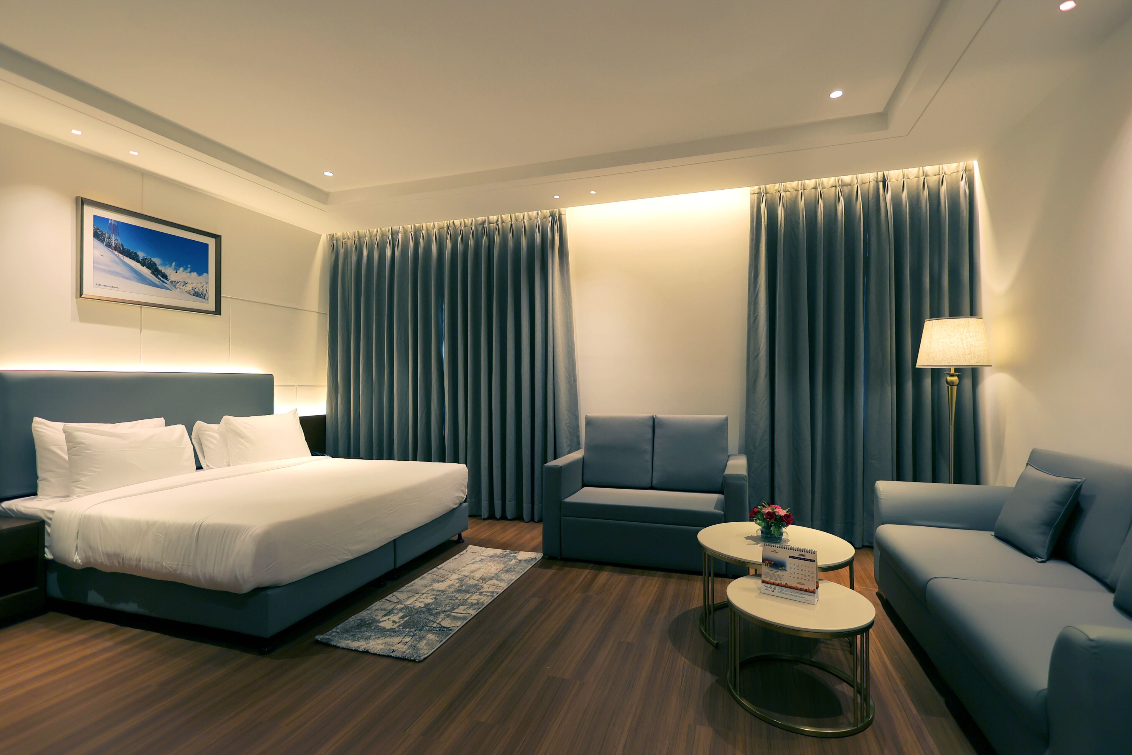 Minibar, sistema de insonorización y tabla de planchar con plancha 