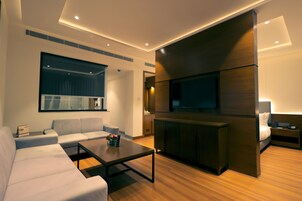 Luxury Double Room | Minibar, soundproofing, iron/ironing board, free WiFi