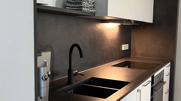 Ofen, Herdplatte, Geschirrspüler, Wasserkocher mit Kaffee-/Teezubehör