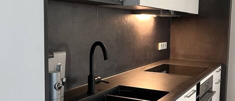 Four, plaque de cuisson, lave-vaisselle, cafetière/bouilloire