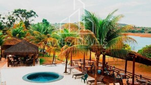Ein Resort mit Poolbereich, Außenbereich zum Sitzen und Blick auf den Strand.