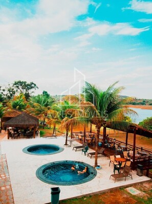 10 outdoor pools