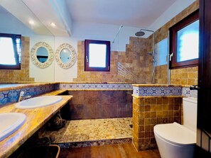 Shower, hair dryer, towels, soap - Villa with garden pool/jacuzzi near the center only families and couples (AN)