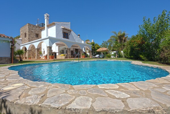 Pool - Villa with garden pool/jacuzzi near the center only families and couples (AN)