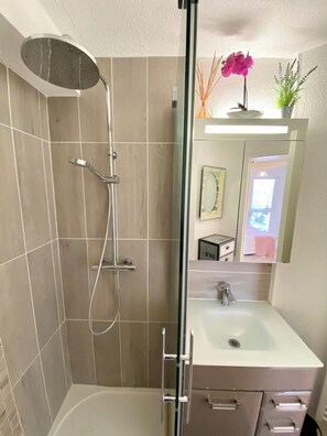 Douche, sèche-cheveux